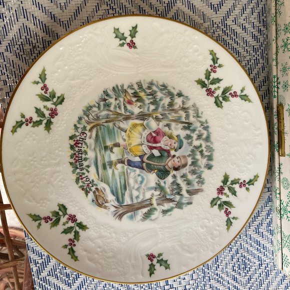 Royal Doulton Christmas Plate 1977 FIRST in series " Friends" 8.25" Bone China - Picture 2 of 7